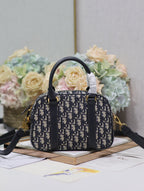 KLEINE 25 D-VIBE BOWLING-TASCHE IN BLAUEM MONOGRAMM-OBLIQUE-JACQUARD