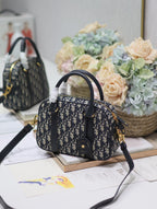 KLEINE 25 D-VIBE BOWLING-TASCHE IN BLAUEM MONOGRAMM-OBLIQUE-JACQUARD