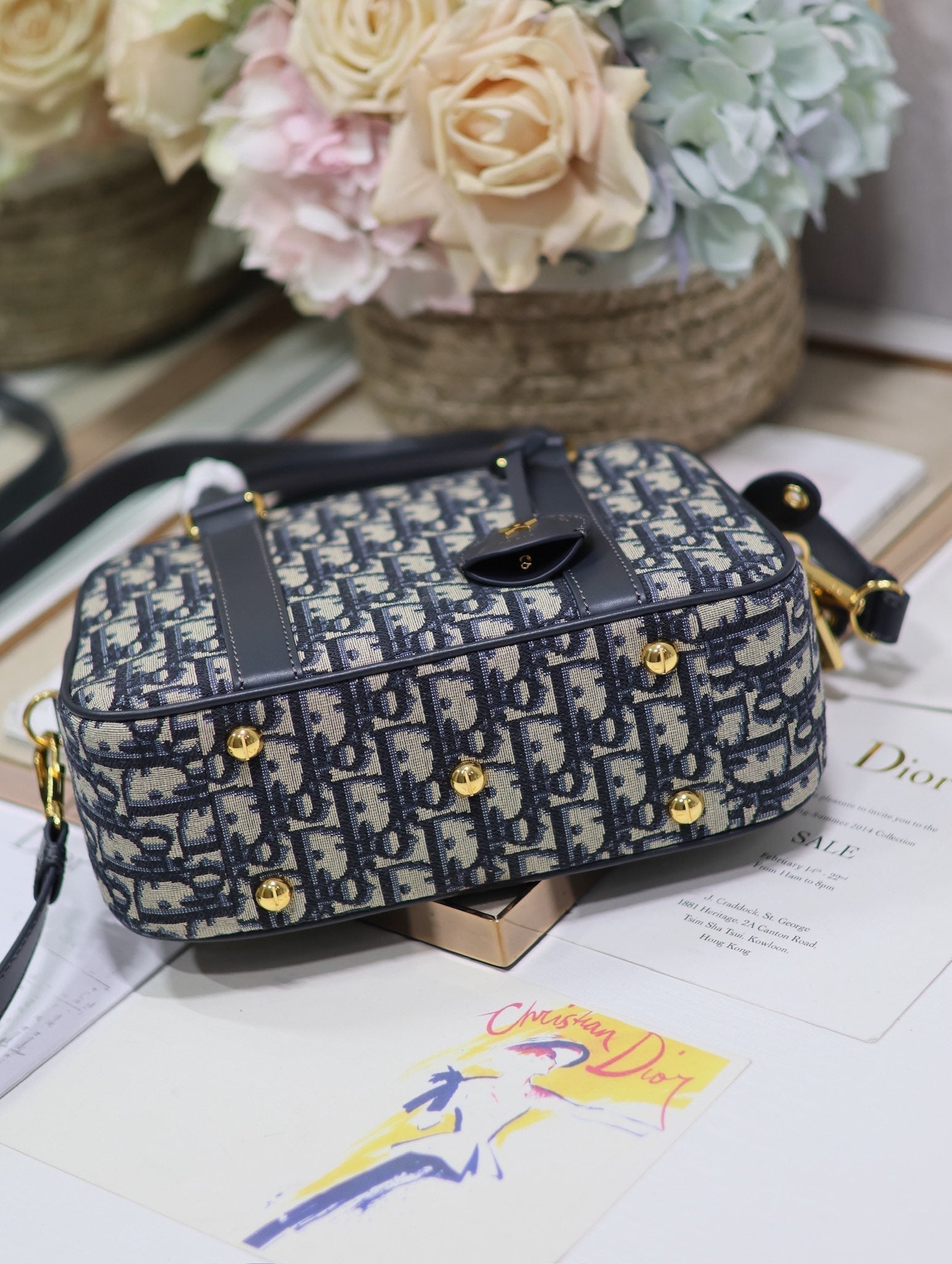 KLEINE 25 D-VIBE BOWLING-TASCHE IN BLAUEM MONOGRAMM-OBLIQUE-JACQUARD