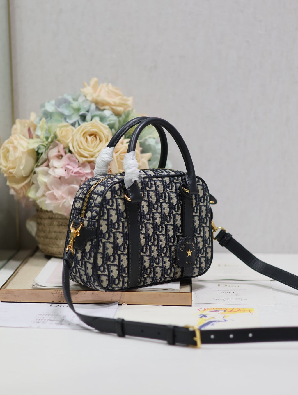 KLEINE 25 D-VIBE BOWLING-TASCHE IN BLAUEM MONOGRAMM-OBLIQUE-JACQUARD