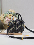 KLEINE 25 D-VIBE BOWLING-TASCHE IN BLAUEM MONOGRAMM-OBLIQUE-JACQUARD