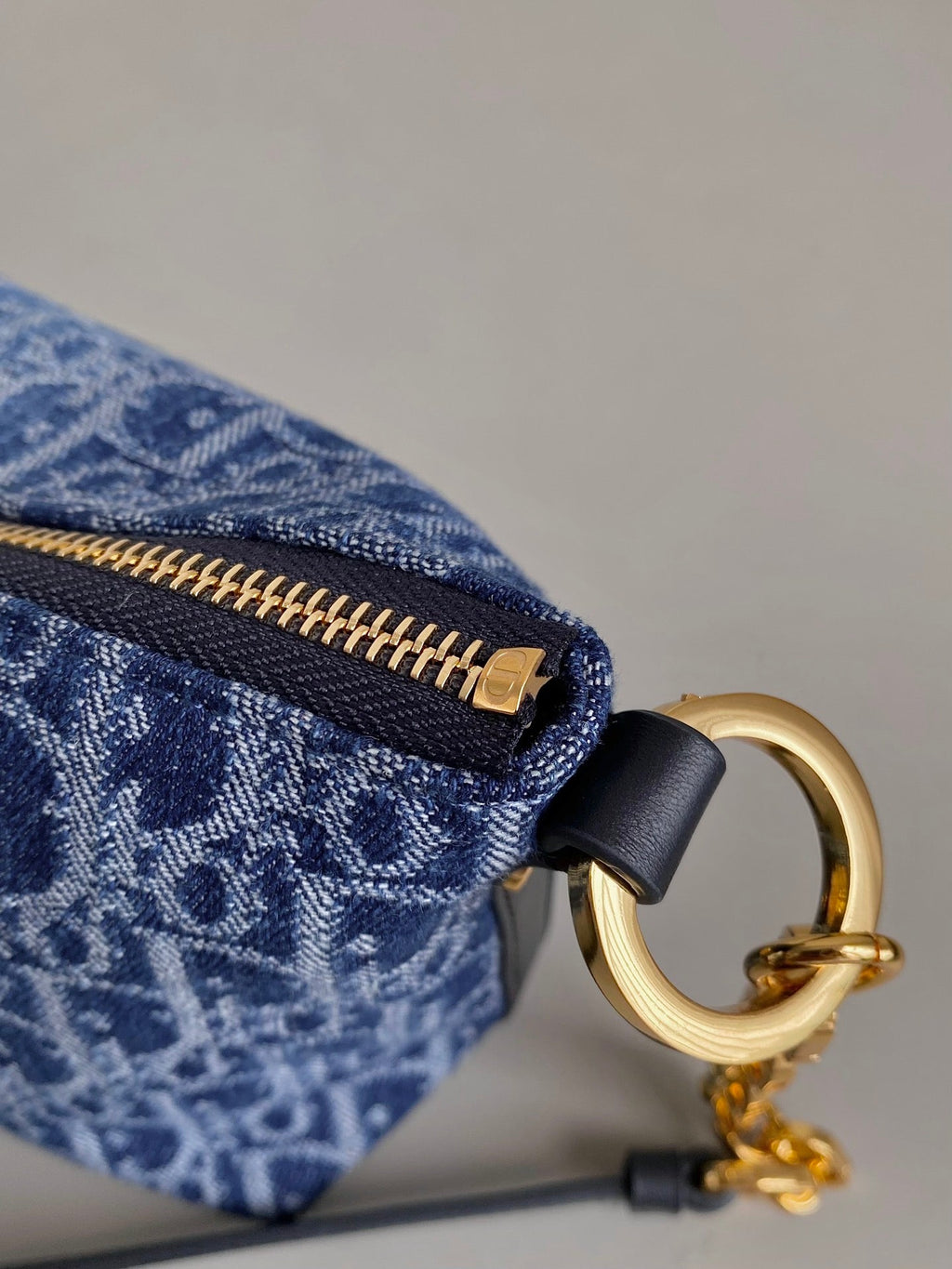 DIORSTAR 28 HOBO-TASCHE MIT KETTE, BLAUER DENIM, OBLIQUE-JACQUARD