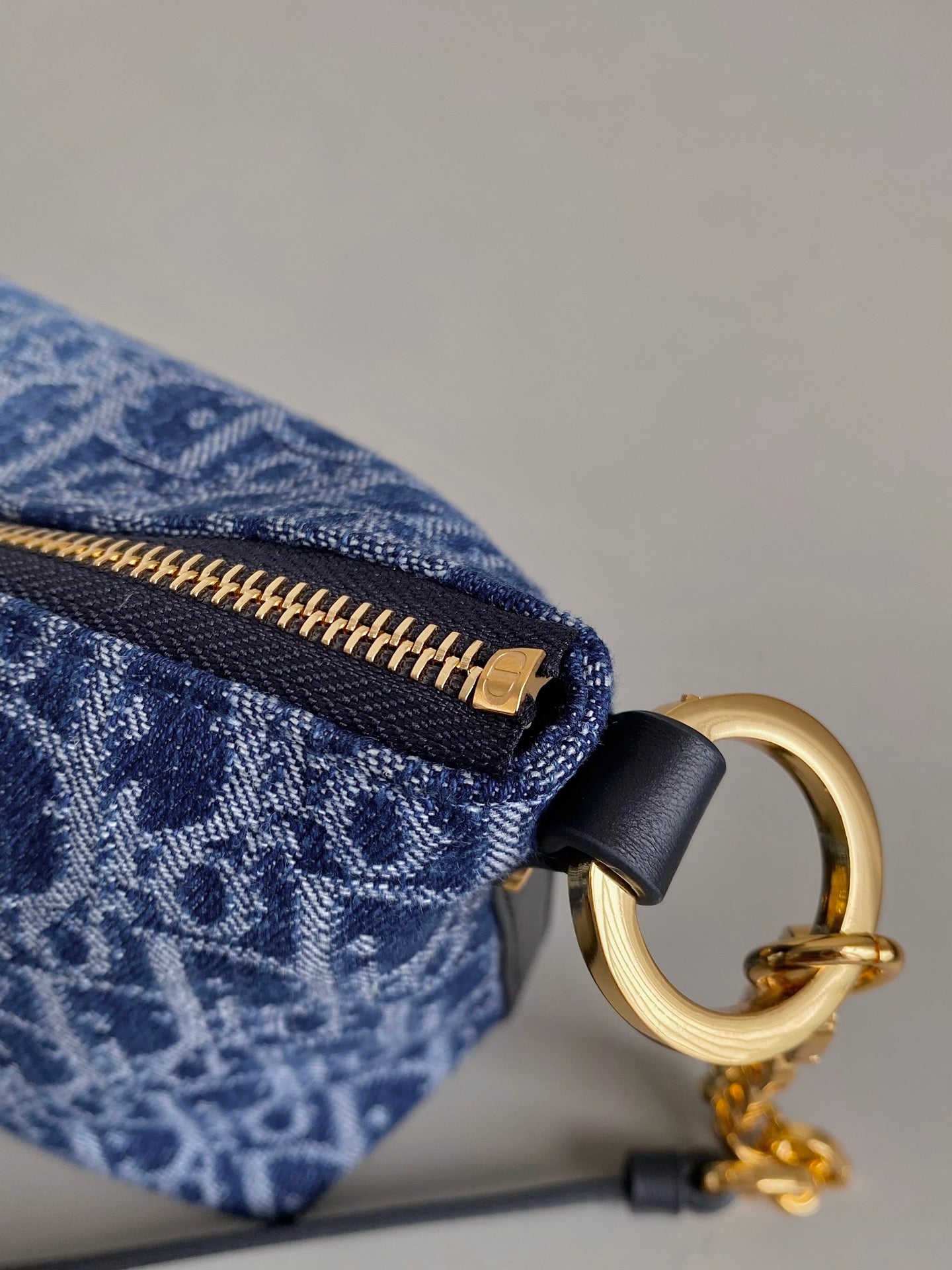 DIORSTAR 28 HOBO-TASCHE MIT KETTE, BLAUER DENIM, OBLIQUE-JACQUARD