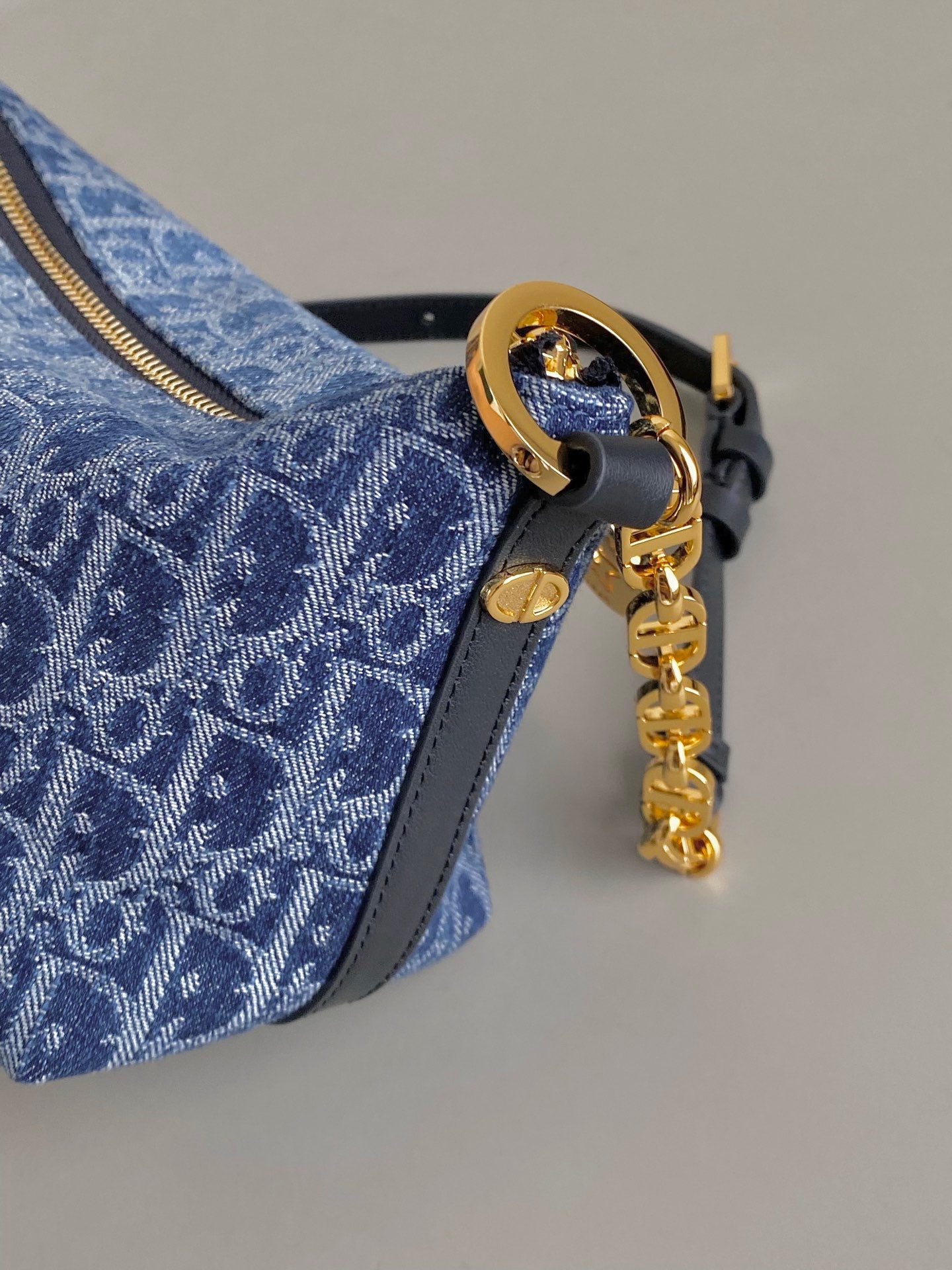 DIORSTAR 28 HOBO-TASCHE MIT KETTE, BLAUER DENIM, OBLIQUE-JACQUARD