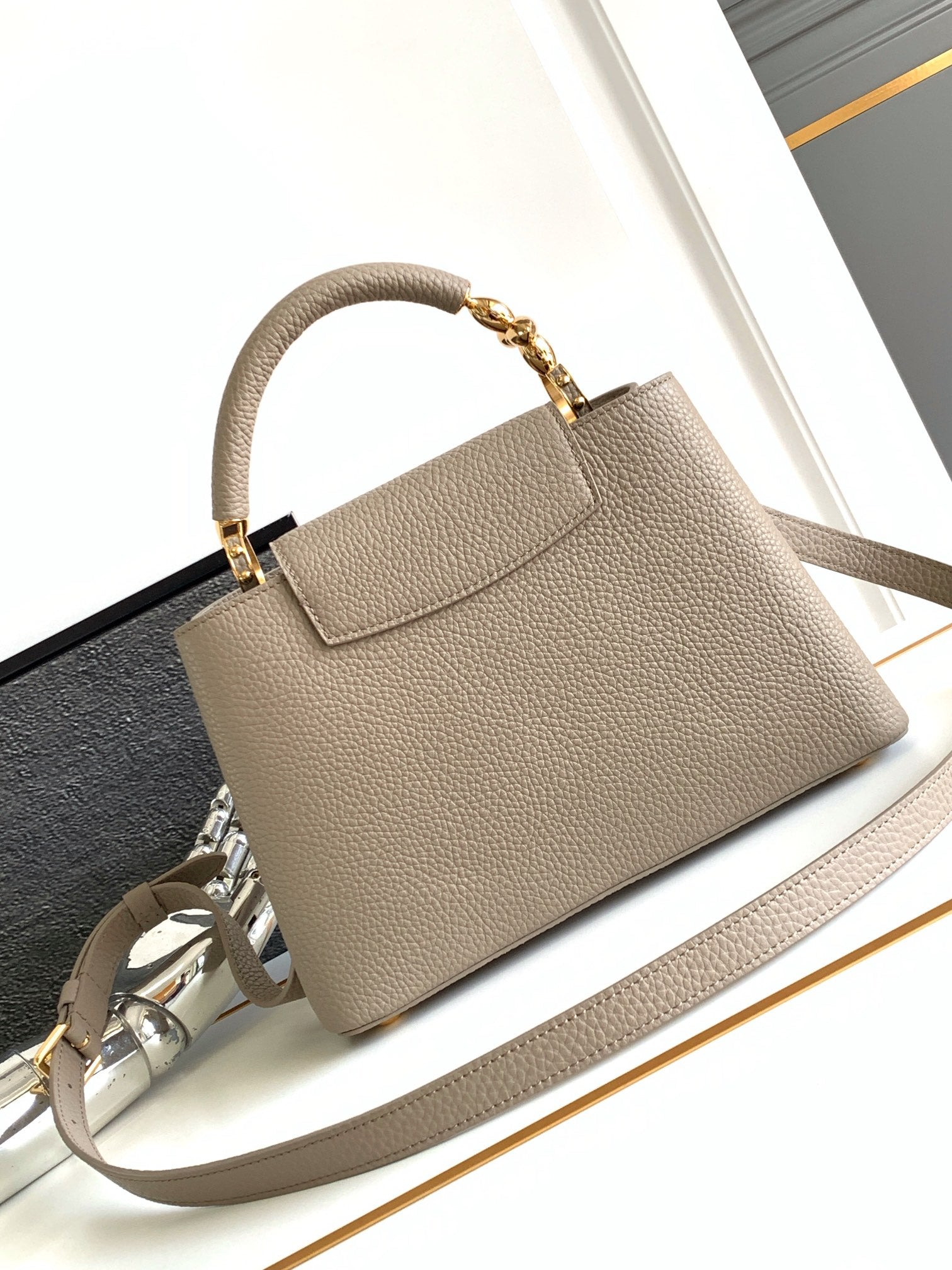 CAPUCINES BB 27 IN KHAKI BRAUN TAURILLON GOLD HARDWARE