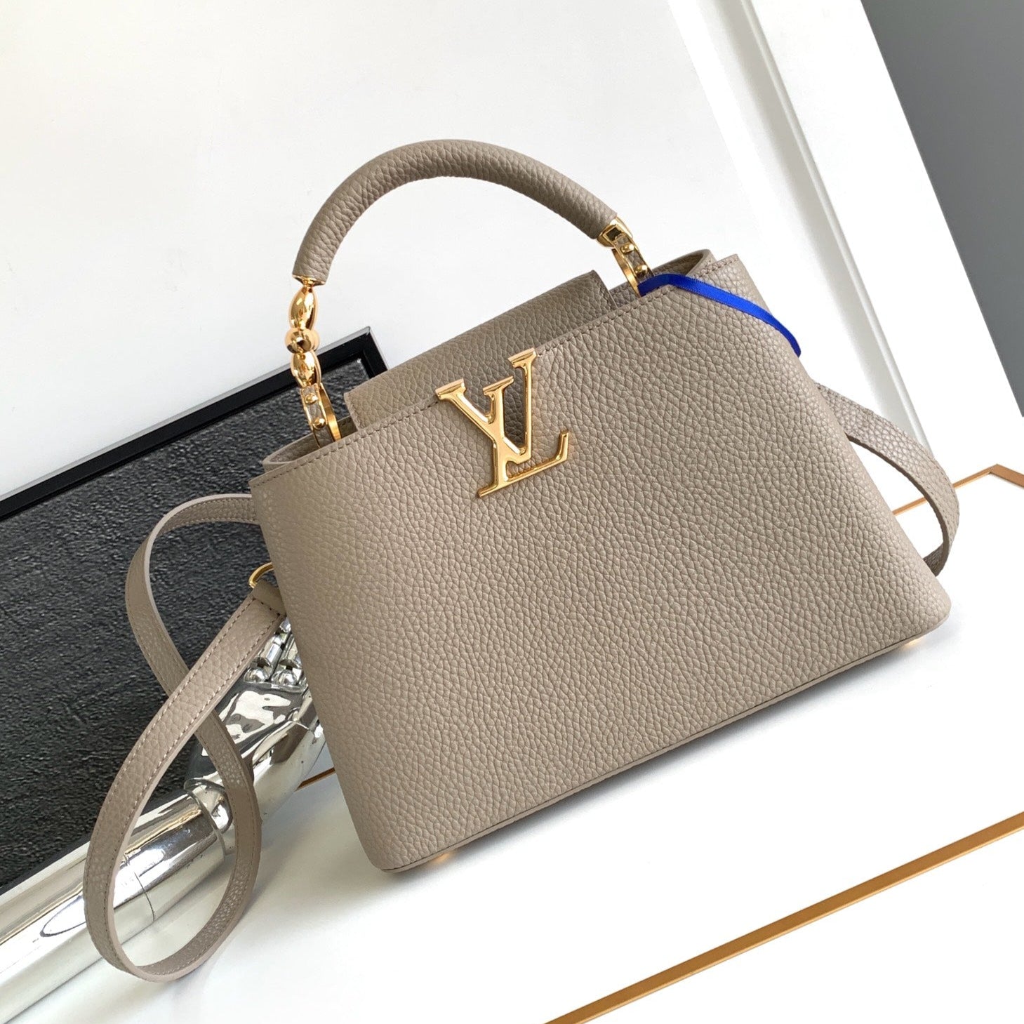 CAPUCINES BB 27 IN KHAKI BRAUN TAURILLON GOLD HARDWARE