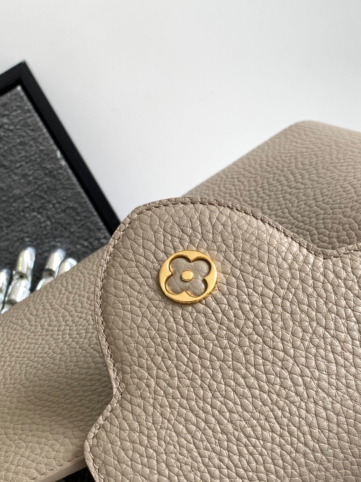 CAPUCINES BB 27 IN KHAKI BRAUN TAURILLON GOLD HARDWARE