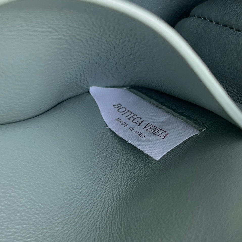 Konzerttasche 18 in opalfarbenem Lammleder