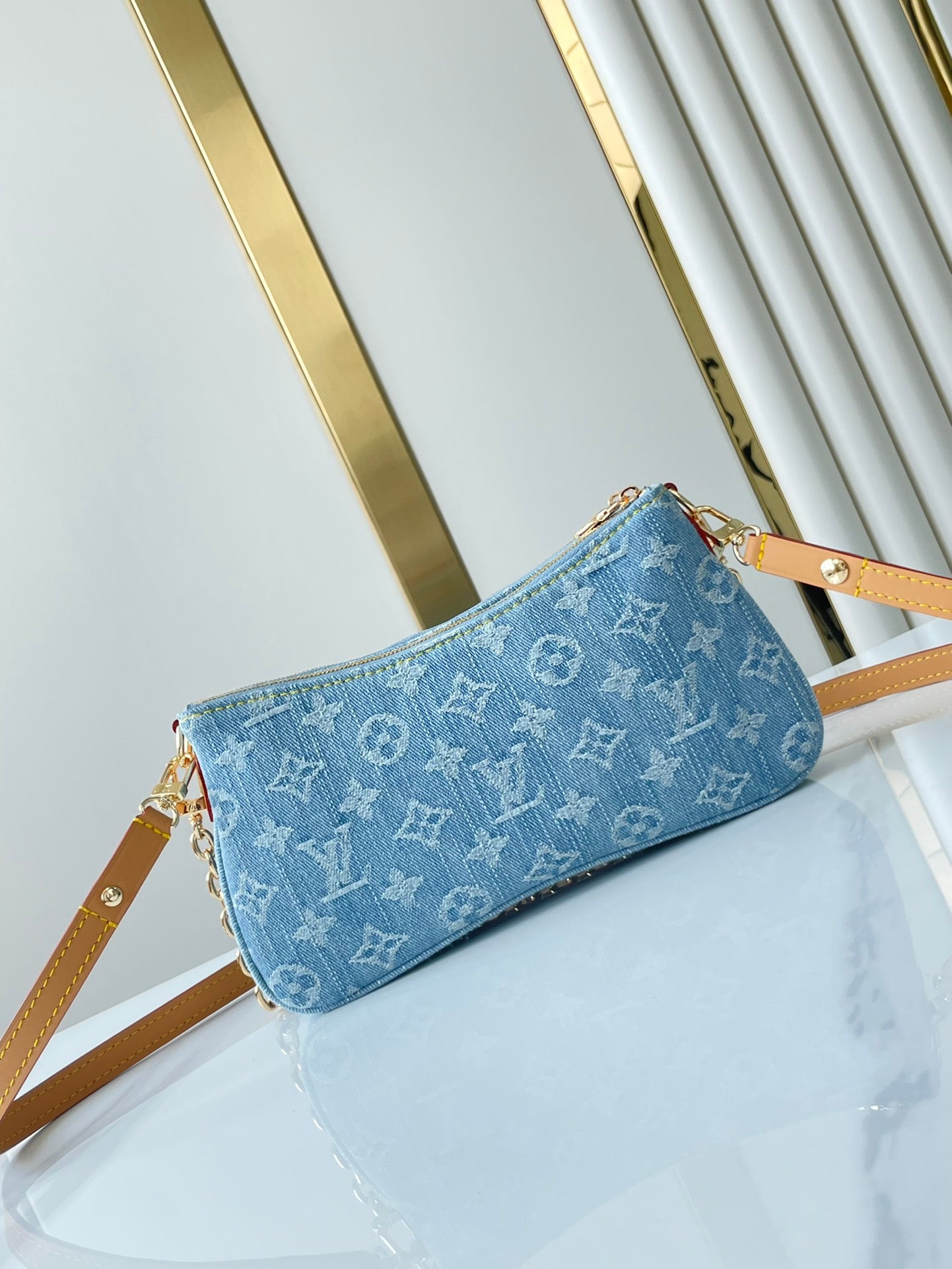 LIV POCHETTE 24 IN BLAUEM MONOGRAMM-DENIM GOLDENE HARDWARE