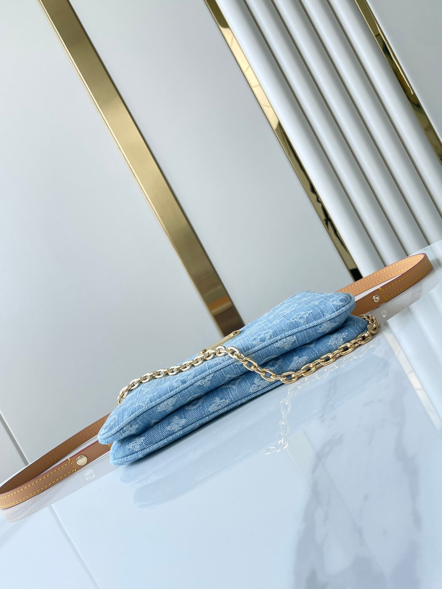 LIV POCHETTE 24 IN BLAUEM MONOGRAMM-DENIM GOLDENE HARDWARE