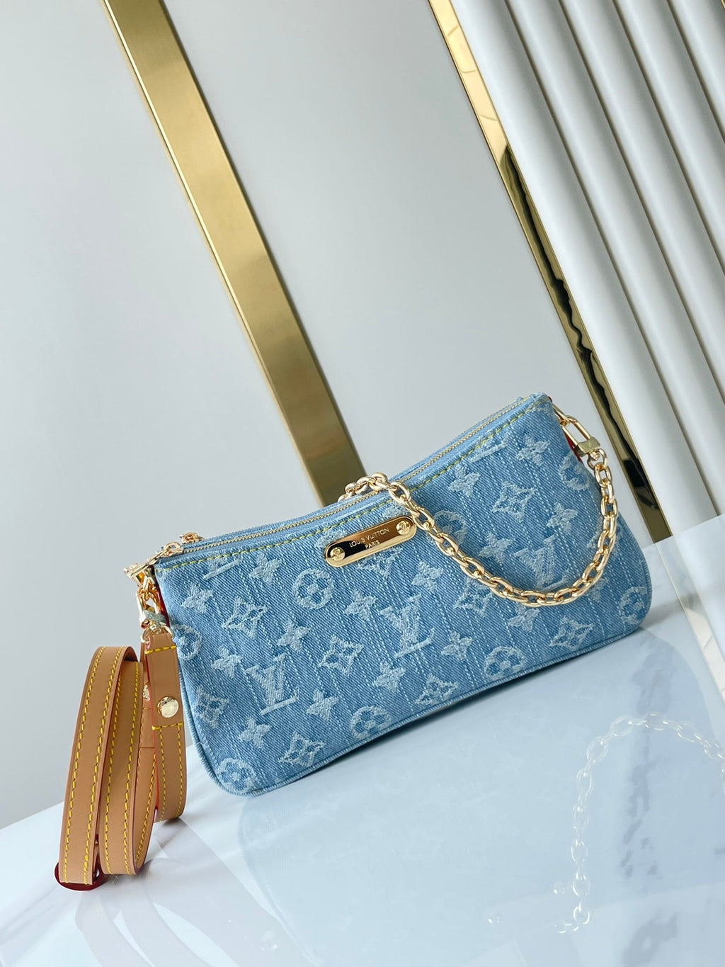 LIV POCHETTE 24 IN BLAUEM MONOGRAMM-DENIM GOLDENE HARDWARE