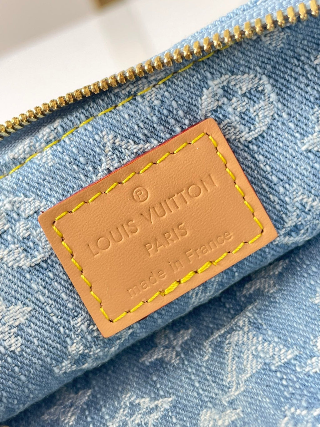 LIV POCHETTE 24 IN BLAUEM MONOGRAMM-DENIM GOLDENE HARDWARE