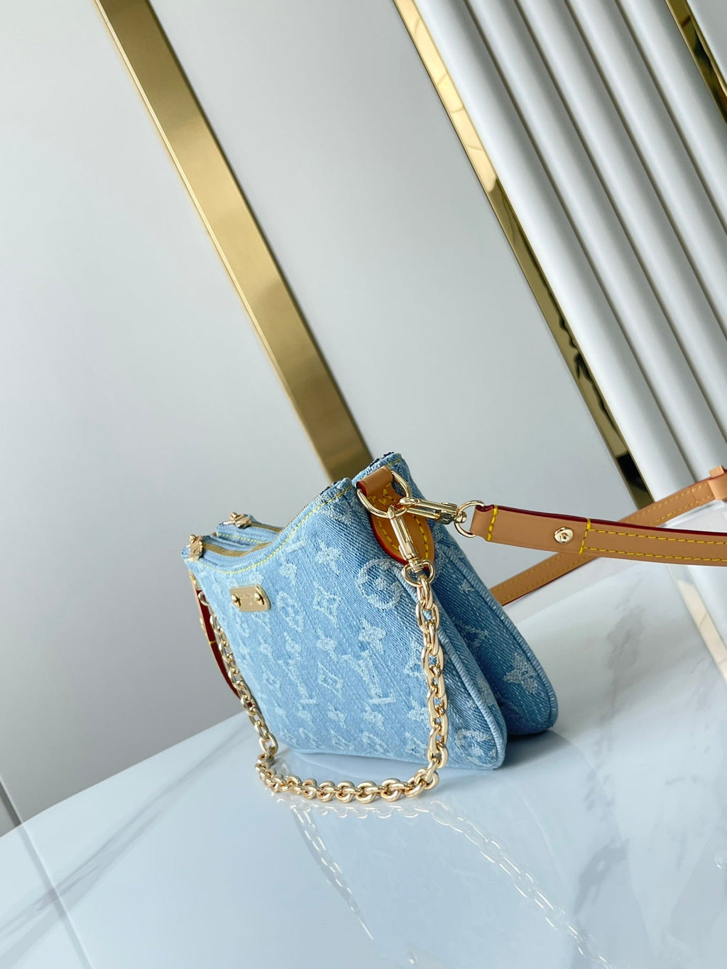 LIV POCHETTE 24 IN BLAUEM MONOGRAMM-DENIM GOLDENE HARDWARE