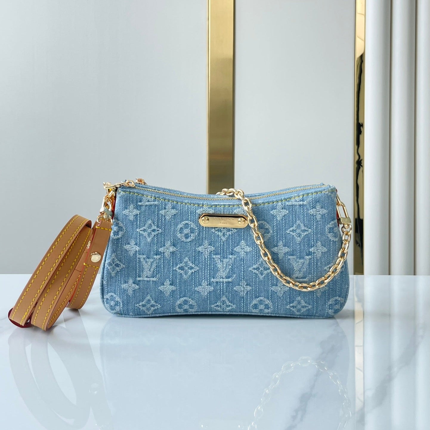 LIV POCHETTE 24 IN BLAUEM MONOGRAMM-DENIM GOLDENE HARDWARE