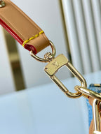 LIV POCHETTE 24 IN BLAUEM MONOGRAMM-DENIM GOLDENE HARDWARE