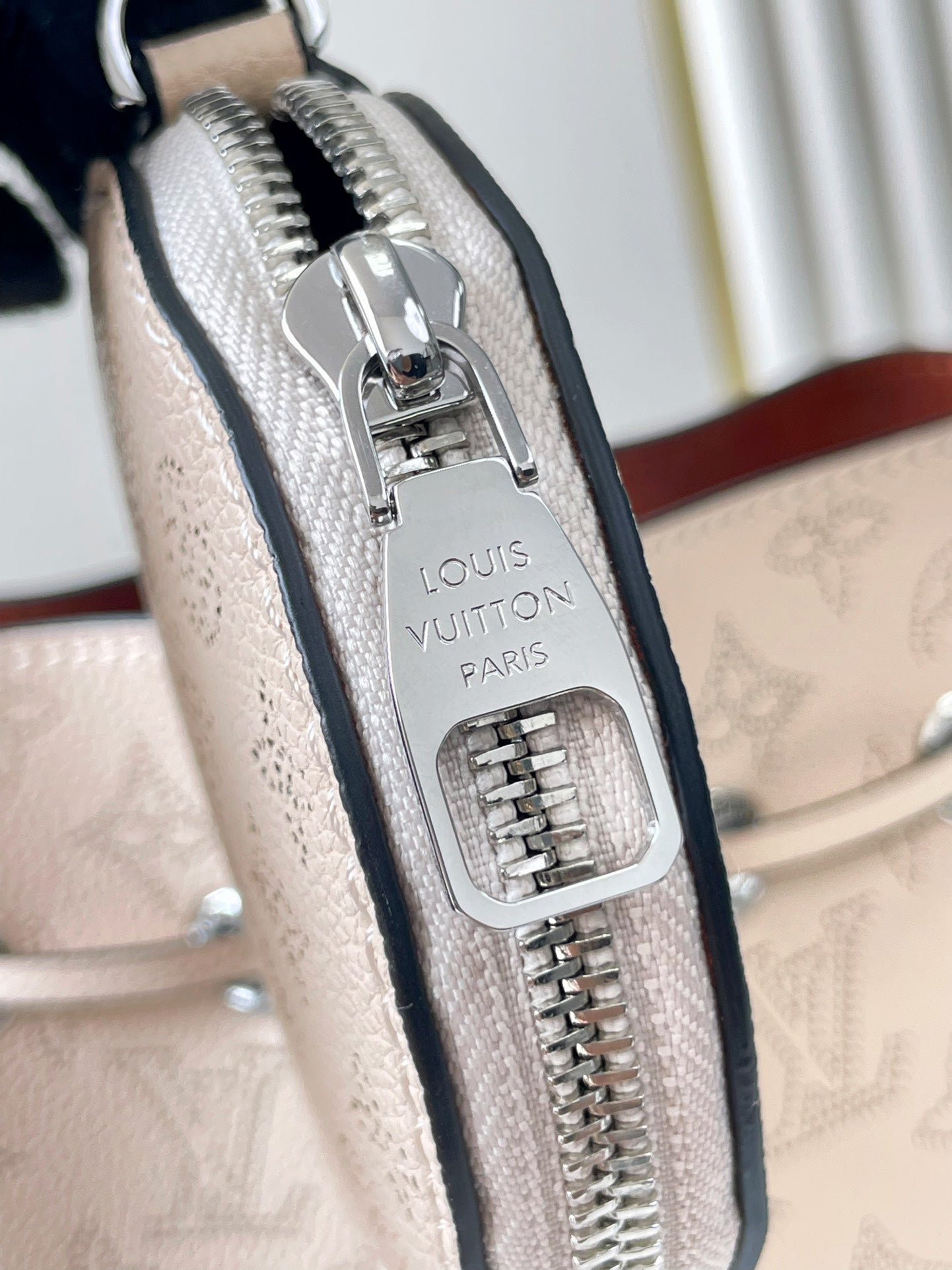 BELLA 22 IN BEIGE MONOGRAM PERFORATE CALFLEDER SILBERNE BESCHLÄGE