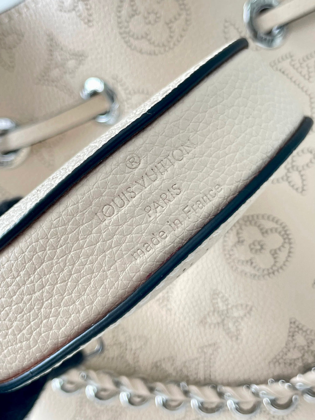 BELLA 22 IN BEIGE MONOGRAM PERFORATE CALFLEDER SILBERNE BESCHLÄGE