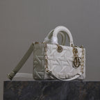 LADY D-JOY TASCHE 26 IN WEISS GRAFIK CANNAGE KALBSLEDER HELLGOLD-Finish METALLANHÄNGER