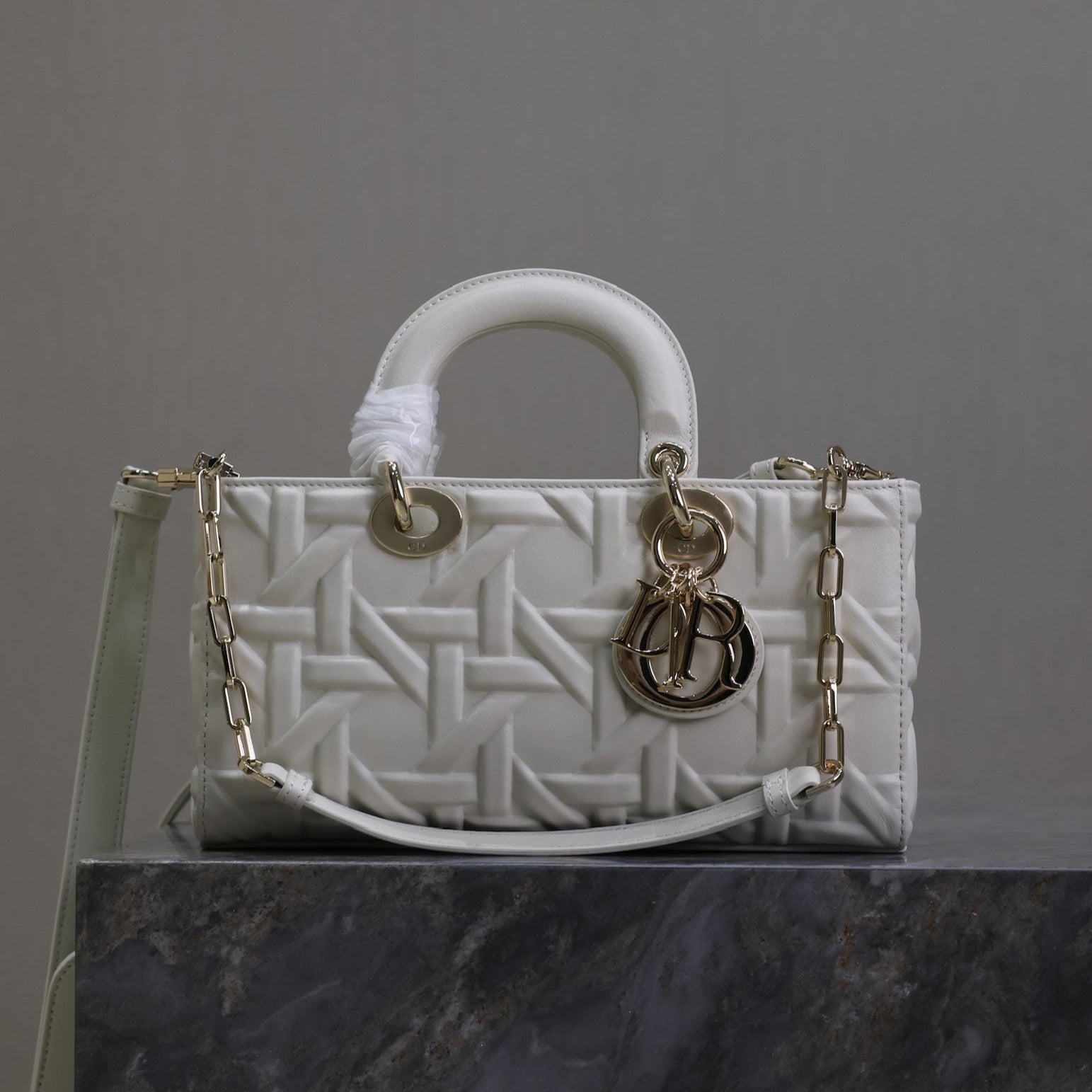 LADY D-JOY TASCHE 26 IN WEISS GRAFIK CANNAGE KALBSLEDER HELLGOLD-Finish METALLANHÄNGER