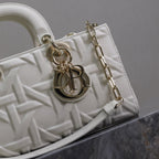 LADY D-JOY TASCHE 26 IN WEISS GRAFIK CANNAGE KALBSLEDER HELLGOLD-Finish METALLANHÄNGER
