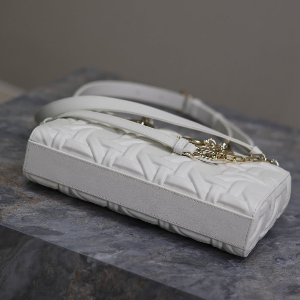 LADY D-JOY TASCHE 26 IN WEISS GRAFIK CANNAGE KALBSLEDER HELLGOLD-Finish METALLANHÄNGER