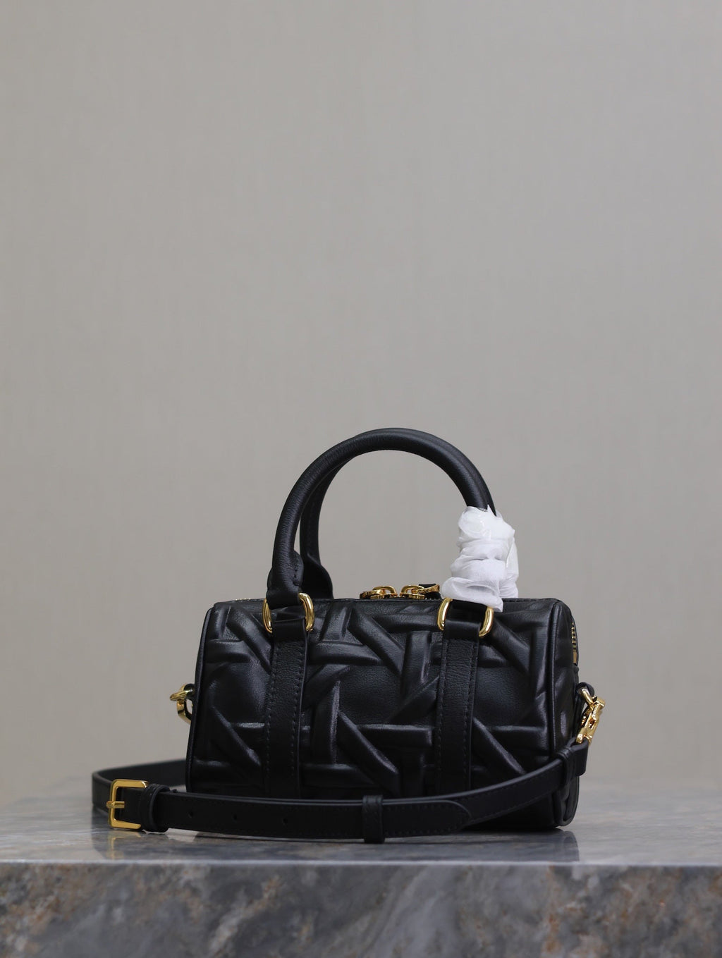 MINI GROOVE BAG 16 IN BLACK MACROCANNAGE CALFSKIN WITH GOLD HARDWARE