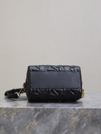 MEDIUM GROOVE BAG 20 IN BLACK MACROCANNAGE CALFSKIN WITH GOLD HARDWARE