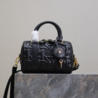 MEDIUM GROOVE BAG 20 IN BLACK MACROCANNAGE CALFSKIN WITH GOLD HARDWARE