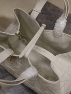 MITTLERE 37 TOUJOURS-TASCHE AUS WEISSEM LAMMLEDER MIT CANNAGE-GRAFIK