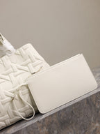 MITTLERE 37 TOUJOURS-TASCHE AUS WEISSEM LAMMLEDER MIT CANNAGE-GRAFIK