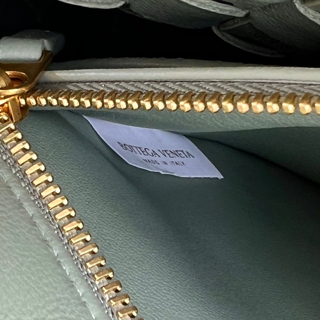 KLEINES ANDIAMO 29 AUS ZEDALONGRÜNEM LAMMFELL