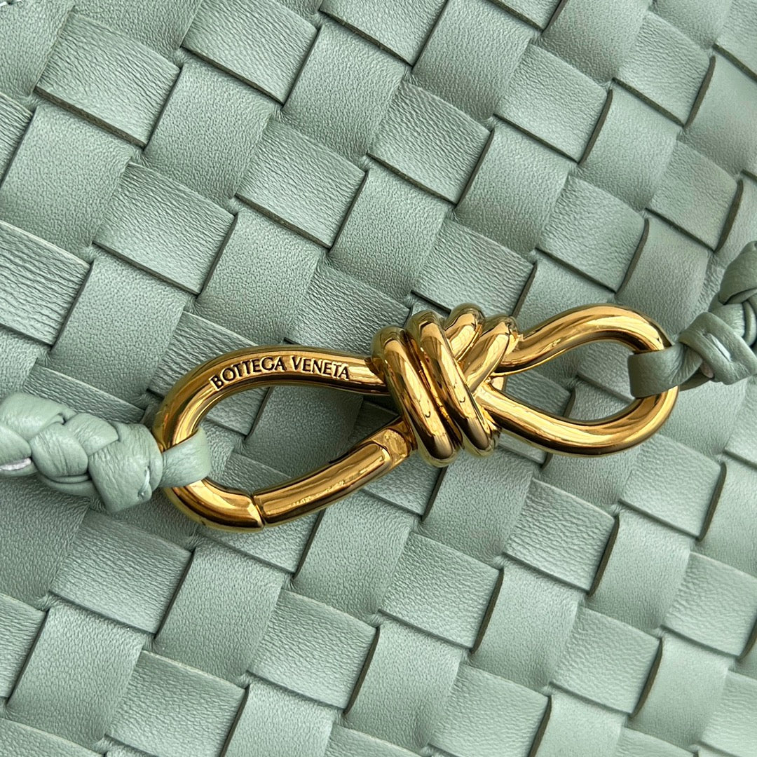 KLEINES ANDIAMO 29 AUS ZEDALONGRÜNEM LAMMFELL