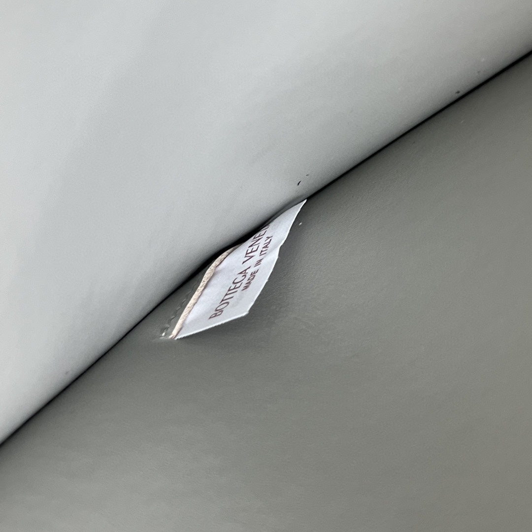 GROSSE KASSETTENTASCHE 35 IN CORDGRAUES KALBSLEDER