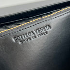 PATTI SCHULTERTASCHE 26 IN SCHWARZEM LAMMLEDER