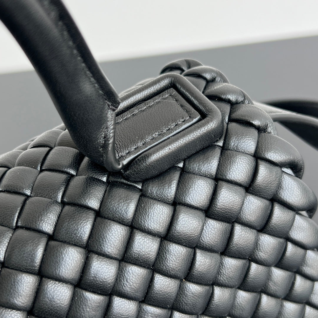 PATTI SCHULTERTASCHE 26 IN SCHWARZEM LAMMLEDER