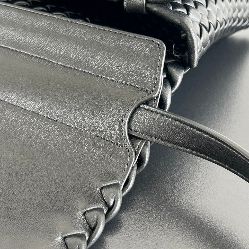 PATTI SCHULTERTASCHE 26 IN SCHWARZEM LAMMLEDER