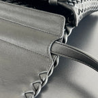 PATTI SCHULTERTASCHE 26 IN SCHWARZEM LAMMLEDER