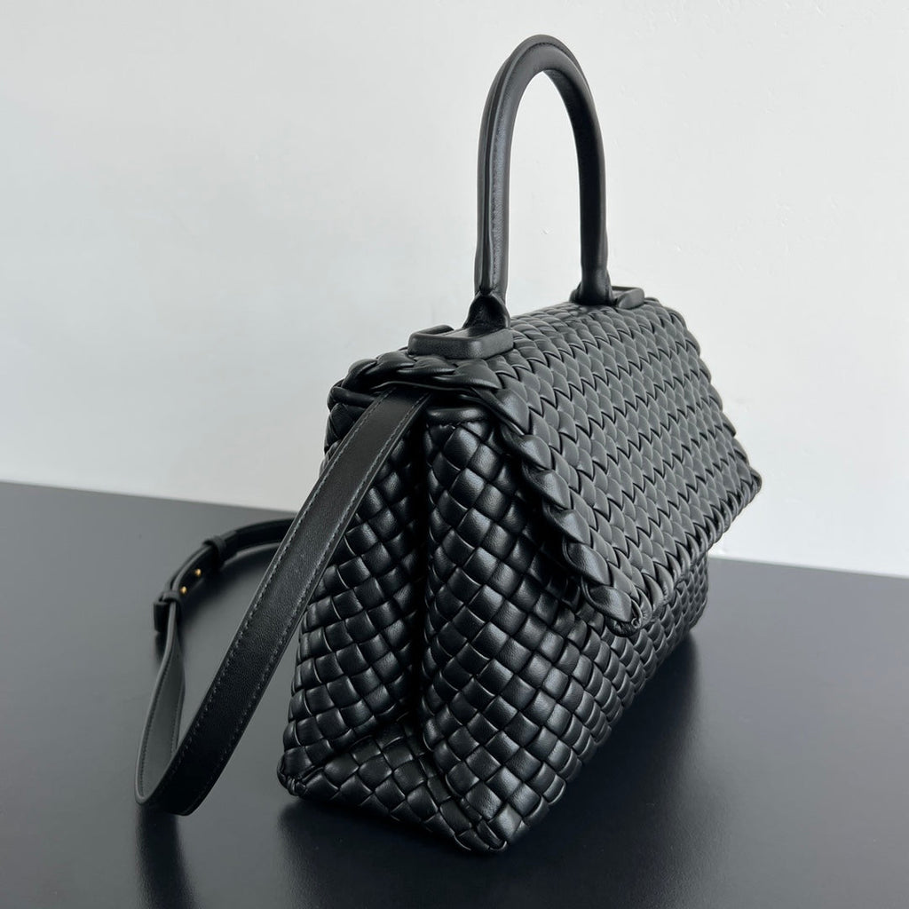 PATTI SCHULTERTASCHE 26 IN SCHWARZEM LAMMLEDER