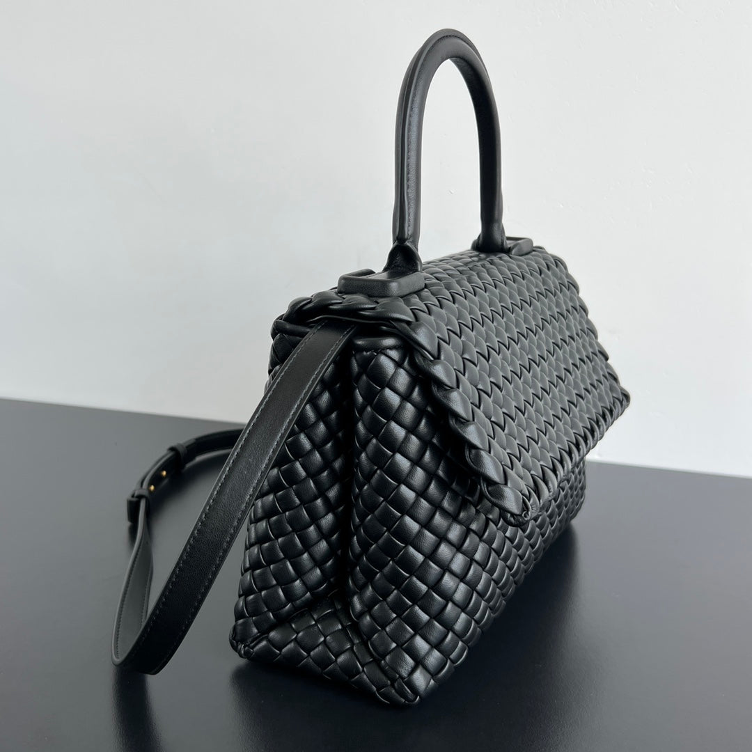 PATTI SCHULTERTASCHE 26 IN SCHWARZEM LAMMLEDER