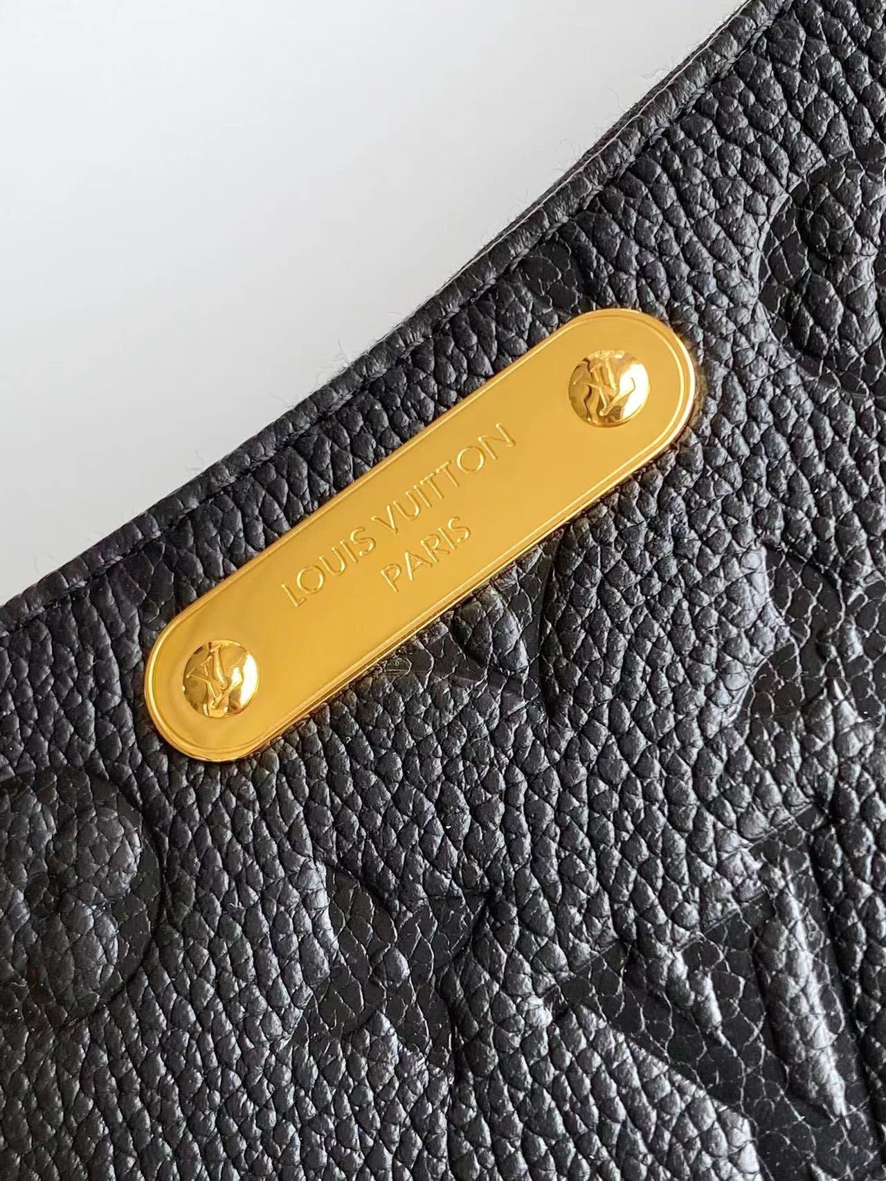 LIV POCHETTE 24 AUS SCHWARZEM MONOGRAMM-EMPREINTE-LEDER, GOLD-HARDWARE