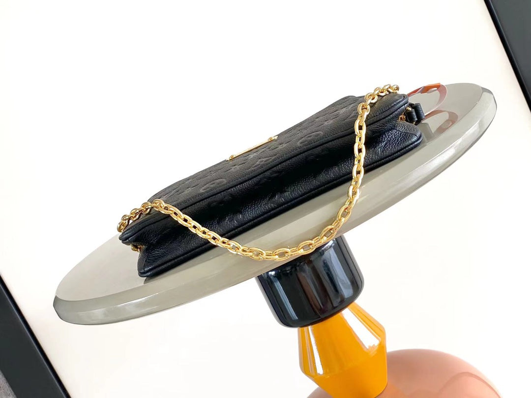 LIV POCHETTE 24 AUS SCHWARZEM MONOGRAMM-EMPREINTE-LEDER, GOLD-HARDWARE