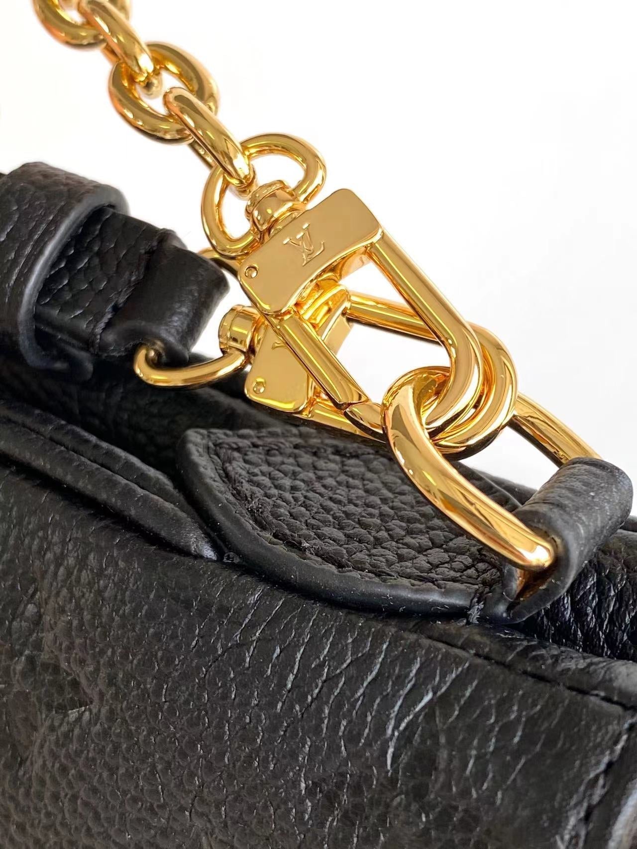 LIV POCHETTE 24 AUS SCHWARZEM MONOGRAMM-EMPREINTE-LEDER, GOLD-HARDWARE