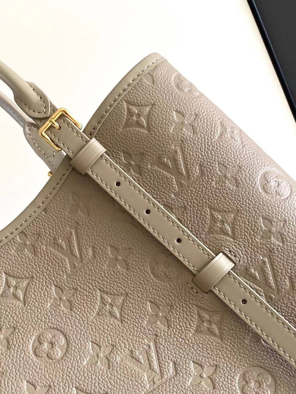 BABYLONE-TASCHE MM 39 AUS TOURTERELLE-MONOGRAMM-EMPREINTE-LEDER