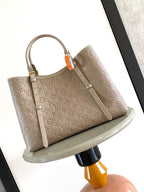 BABYLONE-TASCHE MM 39 AUS TOURTERELLE-MONOGRAMM-EMPREINTE-LEDER