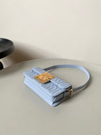 MITTLERE KLAPPENTASCHE 22 IN BABYBLAU DURCHGEFÜLLTES KALBSLEDER