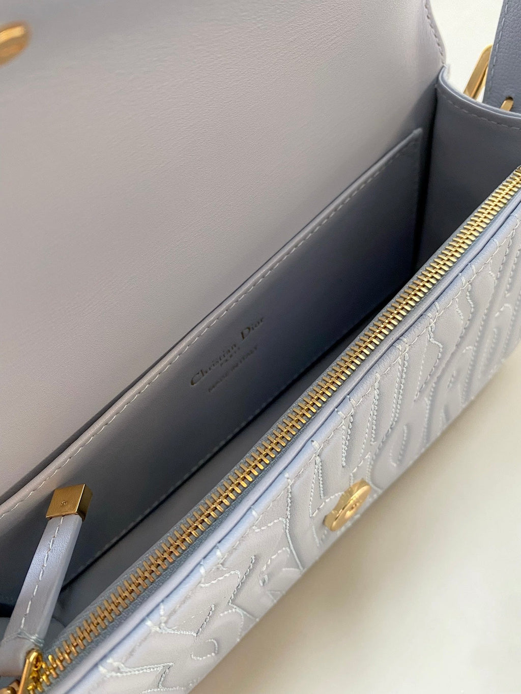 MITTLERE KLAPPENTASCHE 22 IN BABYBLAU DURCHGEFÜLLTES KALBSLEDER