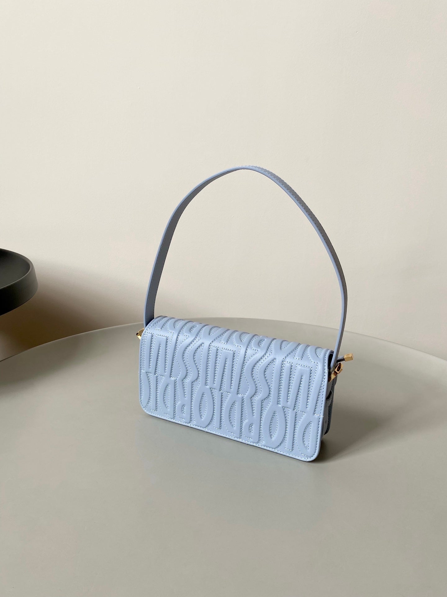 MITTLERE KLAPPENTASCHE 22 IN BABYBLAU DURCHGEFÜLLTES KALBSLEDER