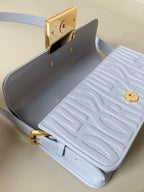 MITTLERE KLAPPENTASCHE 22 IN BABYBLAU DURCHGEFÜLLTES KALBSLEDER