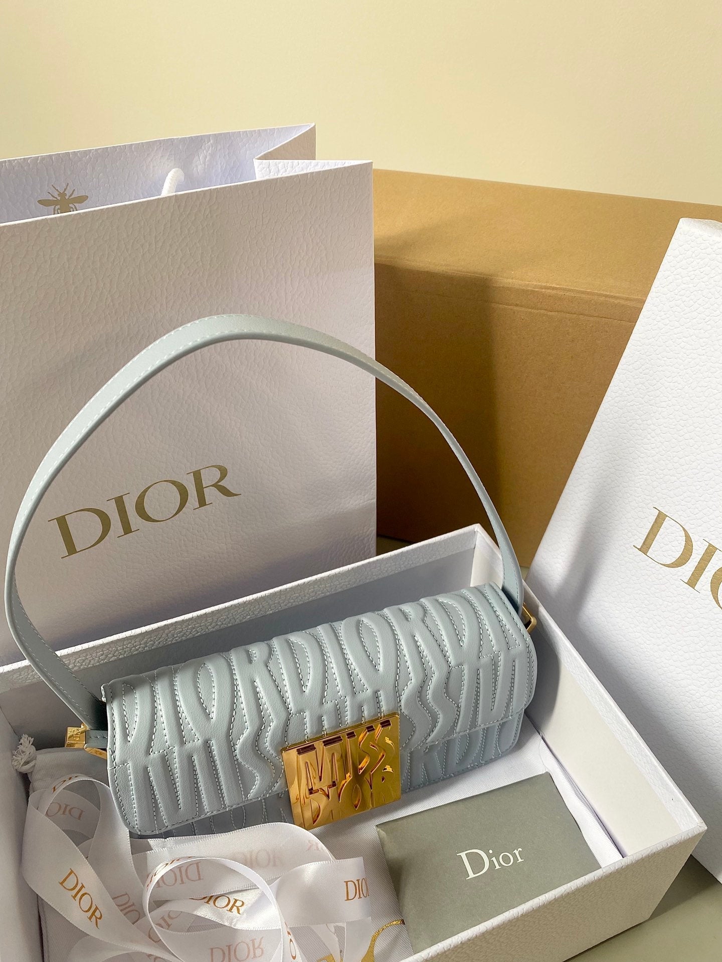 MITTLERE KLAPPENTASCHE 22 IN BABYBLAU DURCHGEFÜLLTES KALBSLEDER