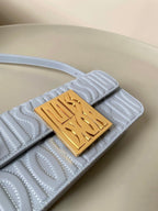 MITTLERE KLAPPENTASCHE 22 IN BABYBLAU DURCHGEFÜLLTES KALBSLEDER